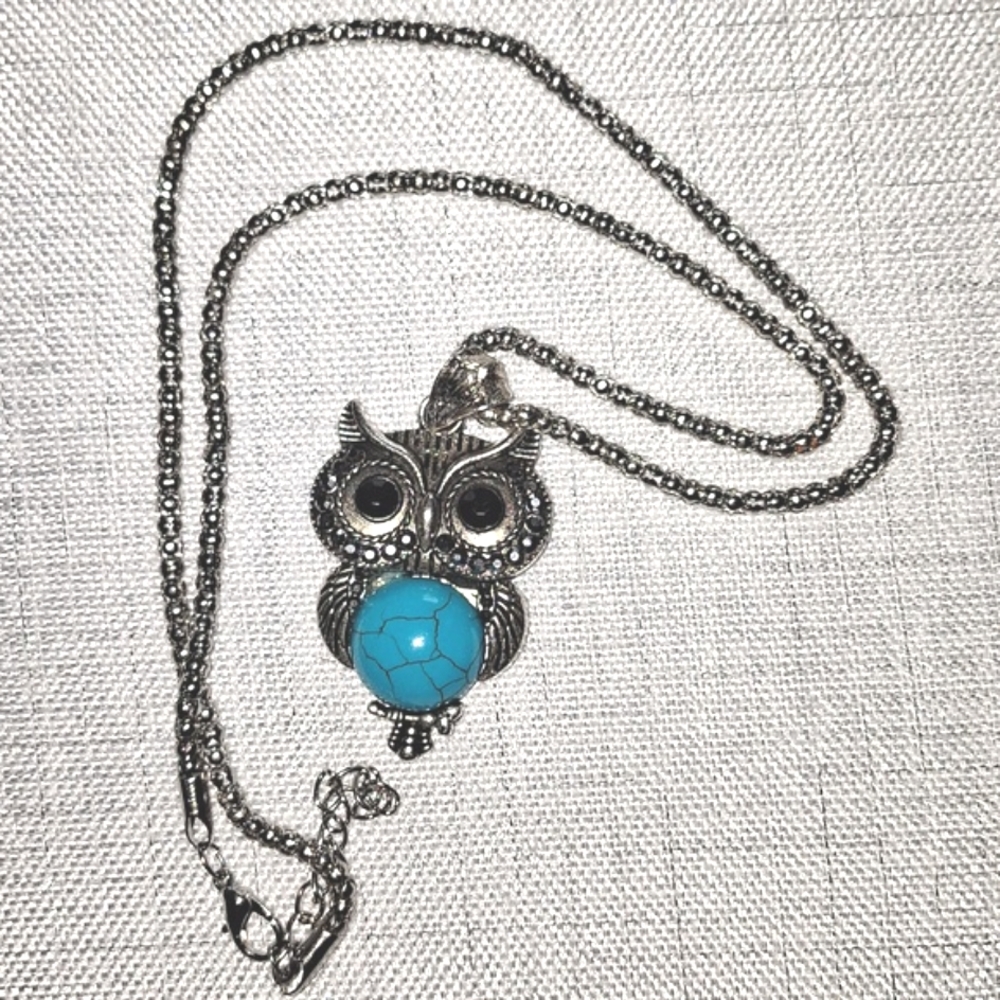 Faux turquoise and marcasite silver tone owl pendant necklace (1-52)